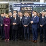 27.11.2019. Skarżysko-Kamienna. Podpisanie umowy dotyczącej dokapitalizowania MESKO. Na zdjęciu (od lewej): Krzysztof Słoń - senator PiS, Agata Wojtyszek - poseł PiS, Bartłomiej Dorywalski - poseł PiS, Anna Krupka - poseł PiS, Piotr Wawrzyk - poseł PiS, Krzysztof Lipiec - poseł PiS, Zbigniew Koniusz - wojewoda świętokrzyski, Andrzej Kryj - poseł PiS, Marek Kwitek - poseł PiS, Dominik Tarczyński - poseł PiS, Jarosław Rusiecki - senator PiS i Andrzej Pruś - przewodniczący sejmiku województwa świętokrzyskiego / Piotr Kwaśniewski / Radio Kielce