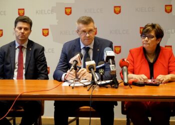 02.12.2019. Kielce. Konferencja prasowa prezydenta Bogdana Wenty. Na zdjęciu (od lewej): Szczepan Skorupski - sekretarz miasta, Bogdan Wenta - prezydent Kielc i Danuta Papaj - zastępca prezydenta Kielc / Piotr Kwaśniewski / Radio Kielce