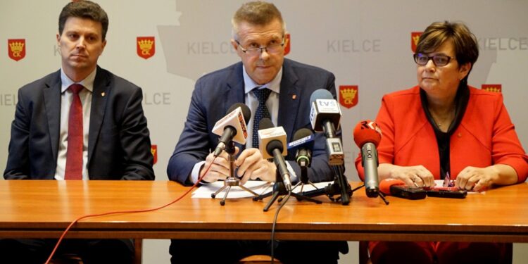 02.12.2019. Kielce. Konferencja prasowa prezydenta Bogdana Wenty. Na zdjęciu (od lewej): Szczepan Skorupski - sekretarz miasta, Bogdan Wenta - prezydent Kielc i Danuta Papaj - zastępca prezydenta Kielc / Piotr Kwaśniewski / Radio Kielce