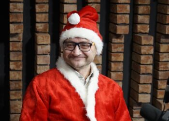 06.12.2019 Kielce. Święty Mikołaj, w jego rolę wcielił się Jarosław Kania - psycholog ze Świętokrzyskiego Centrum Profilaktyki / Aneta Cielibała-Gil / Radio Kielce