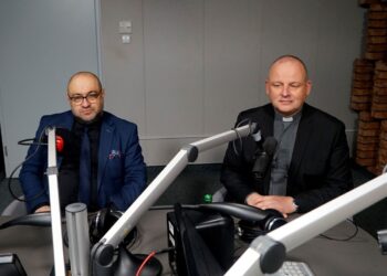 Na zdjęciu (od lewej): Bartosz Stemplewski - dyrektor Wojewódzkiego Szpitala Zespolonego w Kielcach i ks. Krzysztof Banasik - zastępca dyrektora kieleckiej Caritas / Karol Żak / Radio Kielce