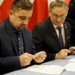 09.12.2019. Kielce. Podpisanie umów z samorządami na powołanie asystentów osobistych osób niepełnosprawnych. Na zdjęciu (od lewej): Hubert Żądło - wójt gminy Bałtów i Zbigniew Koniusz - wojewoda świętokrzyski / Piotr Kwaśniewski / Radio Kielce