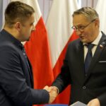 09.12.2019. Kielce. Podpisanie umów z samorządami na powołanie asystentów osobistych osób niepełnosprawnych. Na zdjęciu (od lewej): Hubert Żądło - wójt gminy Bałtów i Zbigniew Koniusz - wojewoda świętokrzyski / Piotr Kwaśniewski / Radio Kielce