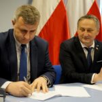 09.12.2019. Kielce. Podpisanie umów z samorządami na powołanie asystentów osobistych osób niepełnosprawnych. Na zdjęciu (od lewej): Dariusz Meresiński - burmistrz Daleszyc i Zbigniew Koniusz - wojewoda świętokrzyski / Piotr Kwaśniewski / Radio Kielce