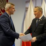 09.12.2019. Kielce. Podpisanie umów z samorządami na powołanie asystentów osobistych osób niepełnosprawnych. Na zdjęciu (od lewej): Dariusz Meresiński - burmistrz Daleszyc i Zbigniew Koniusz - wojewoda świętokrzyski / Piotr Kwaśniewski / Radio Kielce