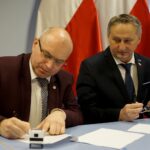 09.12.2019. Kielce. Podpisanie umów z samorządami na powołanie asystentów osobistych osób niepełnosprawnych. Na zdjęciu (od lewej): Tomasz Staniek - starosta opatowski i Zbigniew Koniusz - wojewoda świętokrzyski / Piotr Kwaśniewski / Radio Kielce