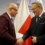 09.12.2019. Kielce. Podpisanie umów z samorządami na powołanie asystentów osobistych osób niepełnosprawnych. Na zdjęciu (od lewej): Tomasz Staniek - starosta opatowski i Zbigniew Koniusz - wojewoda świętokrzyski / Piotr Kwaśniewski / Radio Kielce