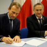 09.12.2019. Kielce. Podpisanie umów z samorządami na powołanie asystentów osobistych osób niepełnosprawnych. Na zdjęciu (od lewej): Zbigniew Piątek - wójt gminy Piekoszów i Zbigniew Koniusz - wojewoda świętokrzyski / Piotr Kwaśniewski / Radio Kielce