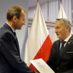 09.12.2019. Kielce. Podpisanie umów z samorządami na powołanie asystentów osobistych osób niepełnosprawnych. Na zdjęciu (od lewej): Zbigniew Piątek - wójt gminy Piekoszów i Zbigniew Koniusz - wojewoda świętokrzyski / Piotr Kwaśniewski / Radio Kielce