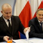 09.12.2019. Kielce. Podpisanie umów z samorządami na powołanie asystentów osobistych osób niepełnosprawnych. Na zdjęciu (od lewej): Marcin Piszczek - burmistrz Jędrzejowa i Zbigniew Koniusz - wojewoda świętokrzyski / Piotr Kwaśniewski / Radio Kielce