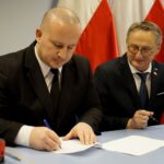 09.12.2019. Kielce. Podpisanie umów z samorządami na powołanie asystentów osobistych osób niepełnosprawnych. Na zdjęciu (od lewej): Marcin Piszczek - burmistrz Jędrzejowa i Zbigniew Koniusz - wojewoda świętokrzyski / Piotr Kwaśniewski / Radio Kielce