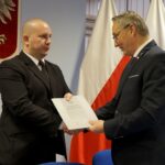 09.12.2019. Kielce. Podpisanie umów z samorządami na powołanie asystentów osobistych osób niepełnosprawnych. Na zdjęciu (od lewej): Marcin Piszczek - burmistrz Jędrzejowa i Zbigniew Koniusz - wojewoda świętokrzyski / Piotr Kwaśniewski / Radio Kielce