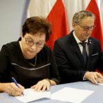 09.12.2019. Kielce. Podpisanie umów z samorządami na powołanie asystentów osobistych osób niepełnosprawnych. Na zdjęciu (od lewej): Magdalena Gościniewicz - zastępca dyrektora Miejskiego Ośrodka Pomocy Rodzinie w Kielcach i Zbigniew Koniusz - wojewoda świętokrzyski / Piotr Kwaśniewski / Radio Kielce