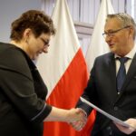 09.12.2019. Kielce. Podpisanie umów z samorządami na powołanie asystentów osobistych osób niepełnosprawnych. Na zdjęciu (od lewej): Magdalena Gościniewicz - zastępca dyrektora Miejskiego Ośrodka Pomocy Rodzinie w Kielcach i Zbigniew Koniusz - wojewoda świętokrzyski / Piotr Kwaśniewski / Radio Kielce