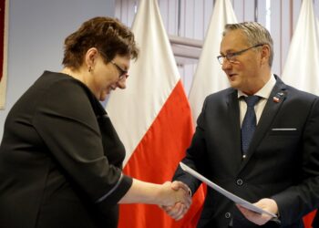 09.12.2019. Kielce. Podpisanie umów z samorządami na powołanie asystentów osobistych osób niepełnosprawnych. Na zdjęciu (od lewej): Magdalena Gościniewicz - zastępca dyrektora Miejskiego Ośrodka Pomocy Rodzinie w Kielcach i Zbigniew Koniusz - wojewoda świętokrzyski / Piotr Kwaśniewski / Radio Kielce