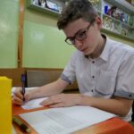 11.12.2019. Kielce. Uczniowie z Kielc piszą listy w ramach akcji Amnesty International / Piotr Kwaśniewski / Radio Kielce