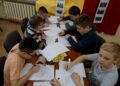 11.12.2019. Kielce. Uczniowie z Kielc piszą listy w ramach akcji Amnesty International / Piotr Kwaśniewski / Radio Kielce