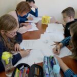 11.12.2019. Kielce. Uczniowie z Kielc piszą listy w ramach akcji Amnesty International / Piotr Kwaśniewski / Radio Kielce