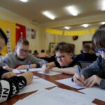 11.12.2019. Kielce. Uczniowie z Kielc piszą listy w ramach akcji Amnesty International / Piotr Kwaśniewski / Radio Kielce