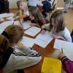 11.12.2019. Kielce. Uczniowie z Kielc piszą listy w ramach akcji Amnesty International / Piotr Kwaśniewski / Radio Kielce