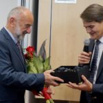 11.12.2019. Kielce. Uroczystość wręczenia księgi jubileuszowej profesorowi Adamowi Massalskiemu. Na zdjęciu (od lewej): Adam Massalski i Jacek Semaniak - rektor Uniwersytetu Jana Kochanowskiego w Kielcach / Piotr Kwaśniewski / Radio Kielce