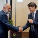 11.12.2019. Kielce. Uroczystość wręczenia księgi jubileuszowej profesorowi Adamowi Massalskiemu. Na zdjęciu (od lewej): Adam Massalski i Jacek Semaniak - rektor Uniwersytetu Jana Kochanowskiego w Kielcach / Piotr Kwaśniewski / Radio Kielce