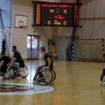 14.12.2019. Bilcza. III Mikołajkowy Turniej Charytatywny imienia Kamila Pastuszki w halowej piłce nożnej. Na zdjęciu: pokazowy mecz koszykarzy na wózkach / Kamil Król / Radio Kielce