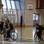 14.12.2019. Bilcza. III Mikołajkowy Turniej Charytatywny imienia Kamila Pastuszki w halowej piłce nożnej. Na zdjęciu: pokazowy mecz koszykarzy na wózkach / Kamil Król / Radio Kielce