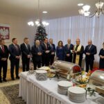 16.12.2019. Kielce. Wigilia u wojewody świętokrzyskiego. Na zdjęciu (od lewej): Krzysztof Słoń - senator PiS, Andrzej Kryj - poseł PiS, Marek Kwitek - poseł PiS, Zbigniew Koniusz - wojewoda świętokrzyski, Krzysztof Lipiec - lider świętokrzyskiego PiS, Dominik Tarczyński - poseł PiS, Jarosław Rusiecki - senator PiS, Agata Wojtyszek - poseł PiS, Piotr Wawrzyk - wiceminister spraw zagranicznych, bp Jan Piotrowski - ordynariusz diecezji kieleckiej, Rafał Nowak - wicewojewoda świętokrzyski, Maria Zuba i Renata Janik - wicemarszałek województwa świętokrzyskiego / Piotr Kwaśniewski / Radio Kielce