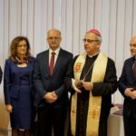 16.12.2019. Kielce. Wigilia u wojewody świętokrzyskiego. Na zdjęciu (od lewej): Jarosław Rusiecki - senator PiS, Agata Wojtyszek - poseł PiS, Piotr Wawrzyk - wiceminister spraw zagranicznych, bp Jan Piotrowski - ordynariusz diecezji kieleckiej i Rafał Nowak - wicewojewoda świętokrzyski / Piotr Kwaśniewski / Radio Kielce