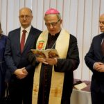 16.12.2019. Kielce. Wigilia u wojewody świętokrzyskiego. Na zdjęciu (od lewej): Agata Wojtyszek - poseł PiS, Piotr Wawrzyk - wiceminister spraw zagranicznych, bp Jan Piotrowski - ordynariusz diecezji kieleckiej i Rafał Nowak - wicewojewoda świętokrzyski / Piotr Kwaśniewski / Radio Kielce