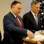 16.12.2019. Kielce. Wigilia u wojewody świętokrzyskiego. Na zdjęciu (od lewej): Andrzej Kryj - poseł PiS, Marek Kwitek - poseł PiS i Zbigniew Koniusz - wojewoda świętokrzyski / Piotr Kwaśniewski / Radio Kielce