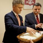 16.12.2019. Kielce. Wigilia u wojewody świętokrzyskiego. Na zdjęciu (od lewej): Krzysztof Słoń - senator PiS i Andrzej Kryj - poseł PiS / Piotr Kwaśniewski / Radio Kielce