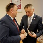 16.12.2019. Kielce. Wigilia u wojewody świętokrzyskiego. Na zdjęciu (od lewej): Marek Kwitek - poseł PiS i Zbigniew Koniusz - wojewoda świętokrzyski / Piotr Kwaśniewski / Radio Kielce