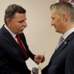 16.12.2019. Kielce. Wigilia u wojewody świętokrzyskiego. Na zdjęciu (od lewej): Andrzej Kryj - poseł PiS i Zbigniew Koniusz - wojewoda świętokrzyski / Piotr Kwaśniewski / Radio Kielce