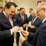 16.12.2019. Kielce. Wigilia u wojewody świętokrzyskiego. Na zdjęciu (od lewej): Dominik Tarczyński - poseł PiS, Marek Kwitek - poseł PiS, Krzysztof Lipiec - lider świętokrzyskiego PiS i Piotr Wawrzyk - wiceminister spraw zagranicznych / Piotr Kwaśniewski / Radio Kielce