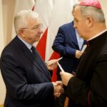 16.12.2019. Kielce. Wigilia u wojewody świętokrzyskiego. Na zdjęciu (od lewej): Krzysztof Lipiec - lider świętokrzyskiego PiS i bp Jan Piotrowski - ordynariusz diecezji kieleckiej / Piotr Kwaśniewski / Radio Kielce