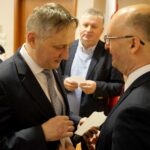 16.12.2019. Kielce. Wigilia u wojewody świętokrzyskiego. Na zdjęciu (od lewej): Zbigniew Koniusz - wojewoda świętokrzyski i Piotr Wawrzyk - wiceminister spraw zagranicznych / Piotr Kwaśniewski / Radio Kielce