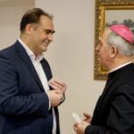 16.12.2019. Kielce. Wigilia u wojewody świętokrzyskiego. Na zdjęciu (od lewej): Janusz Knap - prezes Radia Kielce i bp Jan Piotrowski - ordynariusz diecezji kieleckiej / Piotr Kwaśniewski / Radio Kielce