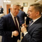 16.12.2019. Kielce. Wigilia u wojewody świętokrzyskiego. Na zdjęciu (od lewej): Jarosław Rusiecki - senator PiS i Andrzej Pruś - przewodniczący sejmiku województwa świętokrzyskiego / Piotr Kwaśniewski / Radio Kielce