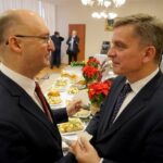 16.12.2019. Kielce. Wigilia u wojewody świętokrzyskiego. Na zdjęciu (od lewej): Piotr Wawrzyk - wiceminister spraw zagranicznych i Andrzej Pruś - przewodniczący sejmiku województwa świętokrzyskiego / Piotr Kwaśniewski / Radio Kielce