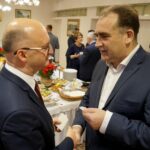 16.12.2019. Kielce. Wigilia u wojewody świętokrzyskiego. Na zdjęciu (od lewej): Piotr Wawrzyk - wiceminister spraw zagranicznych i Janusz Knap - prezes Radia Kielce / Piotr Kwaśniewski / Radio Kielce
