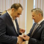 16.12.2019. Kielce. Wigilia u wojewody świętokrzyskiego. Na zdjęciu (od lewej): Janusz Knap - prezes Radia Kielce i Zbigniew Koniusz - wojewoda świętokrzyski / Piotr Kwaśniewski / Radio Kielce