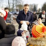 16.12.2019. Kielce. Mieszkańcy osiedla KSM integrują się na przedświątecznym spotkaniu. Na zdjęciu (w środku): Marcin Chłodnicki - radny Rady Miasta Kielce / Piotr Kwaśniewski / Radio Kielce