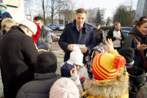 16.12.2019. Kielce. Mieszkańcy osiedla KSM integrują się na przedświątecznym spotkaniu. Na zdjęciu (w środku): Marcin Chłodnicki - radny Rady Miasta Kielce / Piotr Kwaśniewski / Radio Kielce