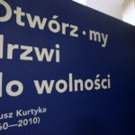 02.12.2019. Kielce. Wystawa „Otwórzmy drzwi do wolności. Janusz Kurtyka 1960 -2010” połączona z pokazem filmu dokumentalnego „Trwajcie” / Michał Kita / Radio Kielce