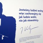 02.12.2019. Kielce. Wystawa „Otwórzmy drzwi do wolności. Janusz Kurtyka 1960 -2010” połączona z pokazem filmu dokumentalnego „Trwajcie” / Michał Kita / Radio Kielce