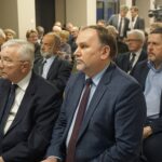 02.12.2019. Kielce. Wystawa „Otwórzmy drzwi do wolności. Janusz Kurtyka 1960 -2010” połączona z pokazem filmu dokumentalnego „Trwajcie”. Na zdjęciu (od lewej): Zuzanna Kurtyka - wdowa po Januszu Kurtyce, poseł Krzysztof Lipiec, poseł Marek Kwitek / Michał Kita / Radio Kielce