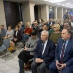 02.12.2019. Kielce. Wystawa „Otwórzmy drzwi do wolności. Janusz Kurtyka 1960 -2010” połączona z pokazem filmu dokumentalnego „Trwajcie”. Na zdjęciu (od lewej, na pierwszym planie): Zuzanna Kurtyka - wdowa po Januszu Kurtyce, poseł Krzysztof Lipiec, poseł Marek Kwitek, Jarosław Karyś - wiceprzewodniczący Rady Miasta Kielce / Michał Kita / Radio Kielce