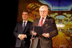 19.12.2019. Kielce. Gala XXI Świętokrzyskiej Nagrody Jakości. Na zdjęciu (od lewej): Andrzej Pruś - przewodniczący sejmiku województwa świętokrzyskiego i Andrzej Bętkowski - marszałek województwa świętokrzyskiego / Piotr Kwaśniewski / Radio Kielce